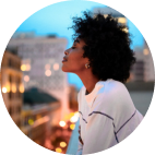 Mulher negra com blusa branca