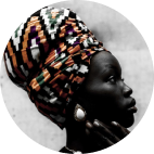 Mulher negra com pano no cabelo